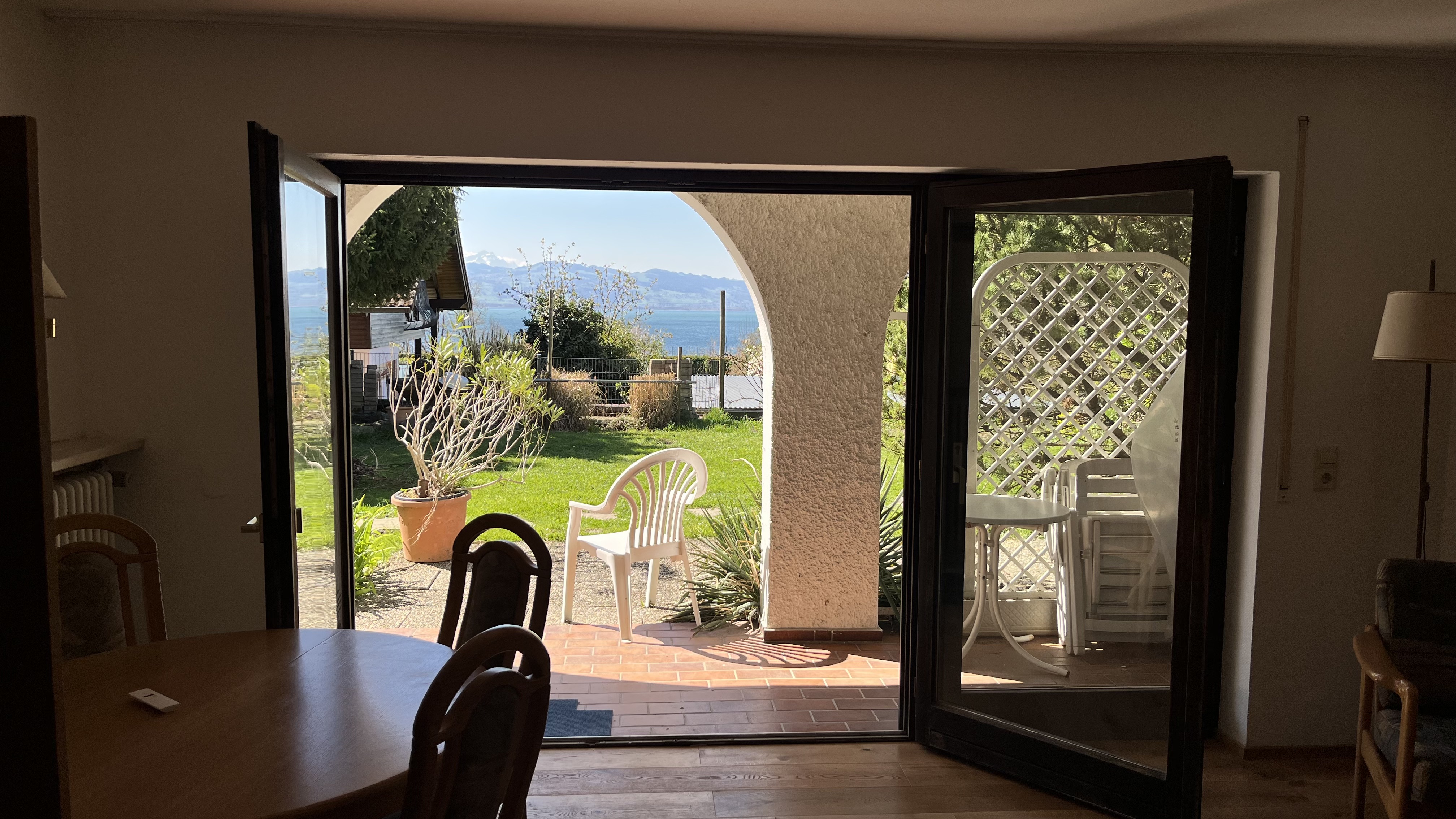 Wohnbereich mit offenem Zugang zur Terrasse