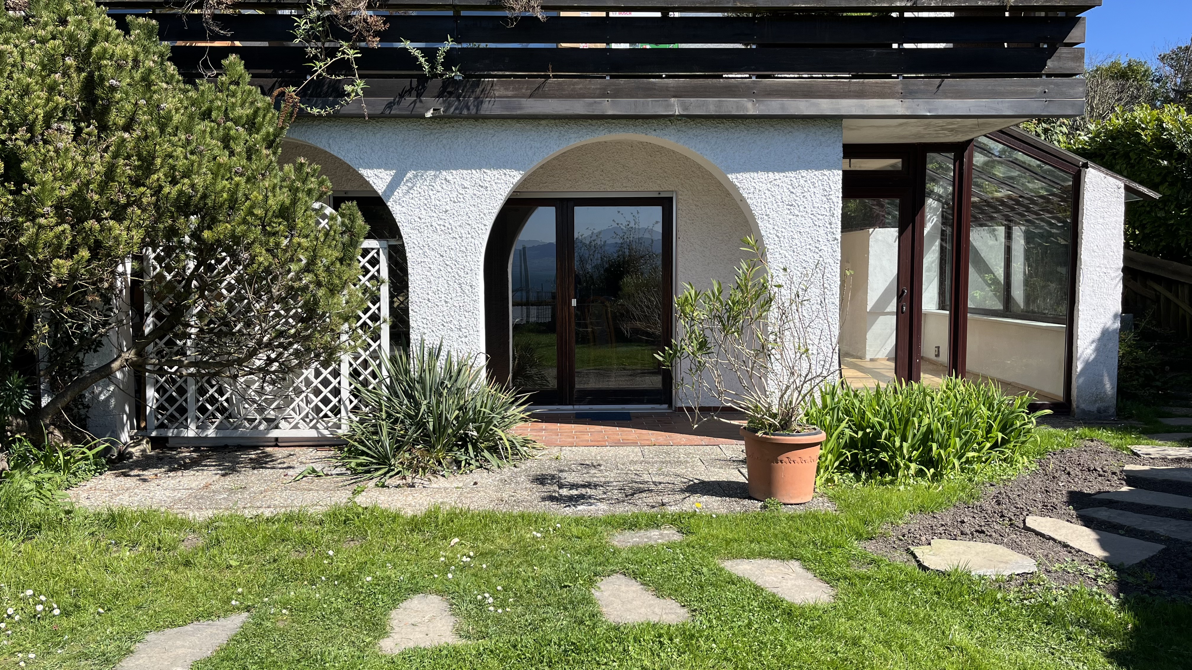 Außenansicht mit Garten und Wintergarten